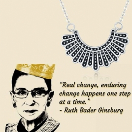 Hedre Ruth Bader Ginsburg Minnesmykker The Banana Republic Necklace Dissentering Collar