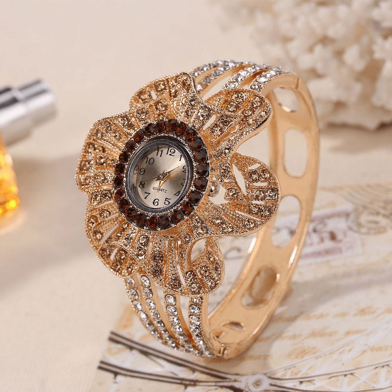 Mote Crystal Flower Shape Urskive Hule Metallreim Kvinner Kvarts Watch